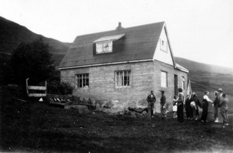 Þetta mun vera Hraun í Öxnadal. Lesandi skrifar: Viðbyggingin sem glittir í lengst til hægri, sést á gömlum myndum, en er nú horfin. - Minjasafnið á Akureyri / Album 219 - 120