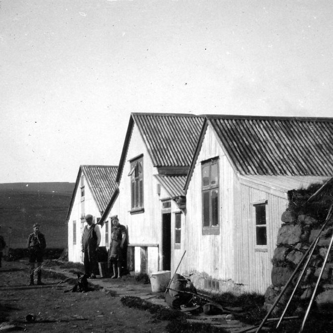 45 – Þetta er bærinn Tunga í Fljótshlíð. Myndin er tekin fyrir 1942, maðurinn í vestinu sem stendur þarna er Guðjón Jónsson, fæddur 20.03. 1872, dáinn 05. 04. 1952. - Minjasafnið á Akureyri / Album 222 - 030