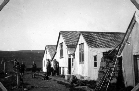 45 – Þetta er bærinn Tunga í Fljótshlíð. Myndin er tekin fyrir 1942, maðurinn í vestinu sem stendur þarna er Guðjón Jónsson, fæddur 20.03. 1872, dáinn 05. 04. 1952. - Minjasafnið á Akureyri / Album 222 - 030