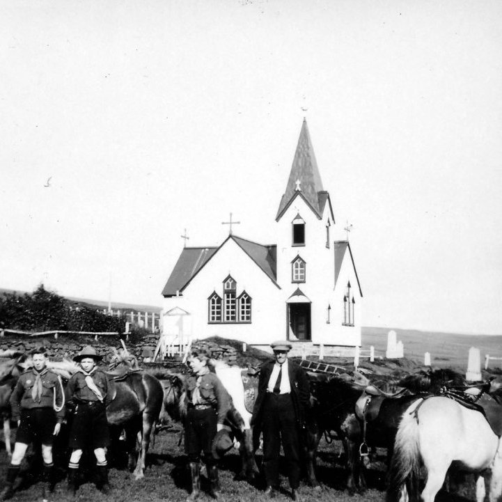 49 – Skátar við Breiðabólstarðarkirkju í Fljótshlíð, sem Rögnvaldur Ólafsson teiknaði og var vígð 1912. - Minjasafnið á Akureyri / Album 222-055