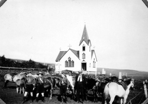 49 – Skátar við Breiðabólstarðarkirkju í Fljótshlíð, sem Rögnvaldur Ólafsson teiknaði og var vígð 1912. - Minjasafnið á Akureyri / Album 222-055