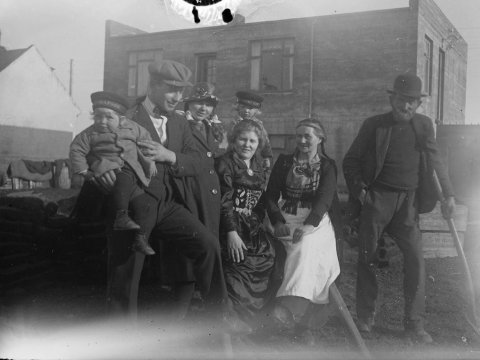 Mynd 30-747 frá Minjasafninu á Akureyri. Myndin af fjölskyldunni mun tekin á bak við hús í Strandgötunni á Akureyri. Þeir sem kunna að búa yfir upplýsingum um hvaða fólk þetta er, eru hvattir til að senda þær til Minjasafnsins á Akureyri, á netfangið hg@minjasafnid.is