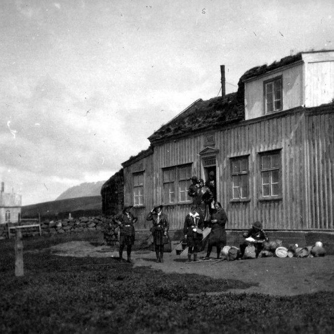50 – Skátar við torfbæinn í Miklabæ í Skagafirði sem brann vorið 1967.  Miklabæjarkirkja, til vinstri, brann 17.2. 1973. - Minjasafnið á Akureyri / Album 222-055