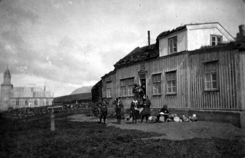 50 – Skátar við torfbæinn í Miklabæ í Skagafirði sem brann vorið 1967.  Miklabæjarkirkja, til vinstri, brann 17.2. 1973. - Minjasafnið á Akureyri / Album 222-055
