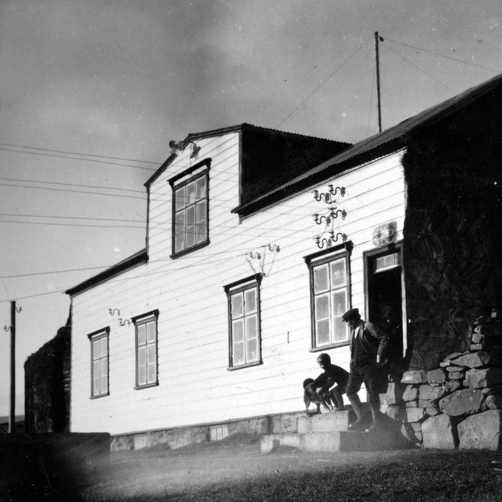 Ekki er vitað hvar myndin er tekin, hvert fólkið er eða hver tók myndina. Þeir sem kunna að búa yfir upplýsingum um myndina eru hvattir til að senda þær til Minjasafnsins á Akureyri, á netfangið hg@minjasafnid.is - Minjasafnið á Akureyri / Album 223-033