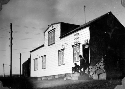 Ekki er vitað hvar myndin er tekin, hvert fólkið er eða hver tók myndina. Þeir sem kunna að búa yfir upplýsingum um myndina eru hvattir til að senda þær til Minjasafnsins á Akureyri, á netfangið hg@minjasafnid.is - Minjasafnið á Akureyri / Album 223-033