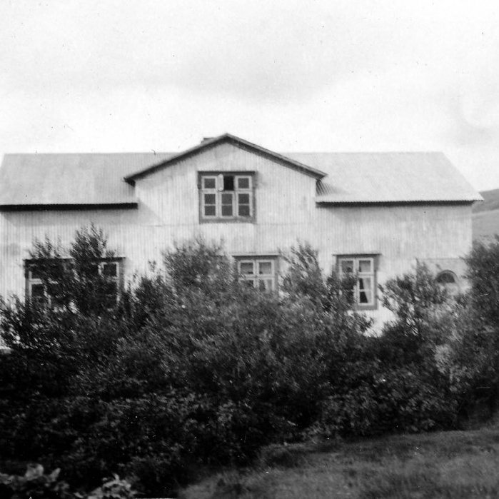 Hvorki er vitað hvar myndin er tekin né hver ljósmyndarinn var. Þeir sem kunna að búa yfir upplýsingum um myndina eru hvattir til að senda þær til Minjasafnsins á Akureyri, á netfangið hg@minjasafnid.is - Minjasafnið á Akureyri / Album 222-049