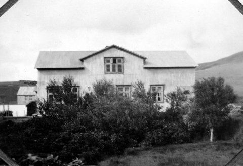 Hvorki er vitað hvar myndin er tekin né hver ljósmyndarinn var. Þeir sem kunna að búa yfir upplýsingum um myndina eru hvattir til að senda þær til Minjasafnsins á Akureyri, á netfangið hg@minjasafnid.is - Minjasafnið á Akureyri / Album 222-049