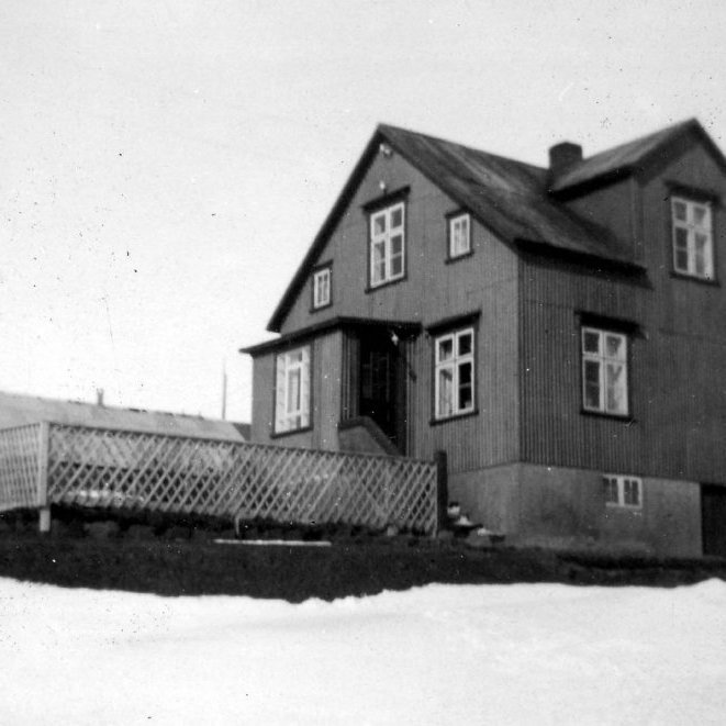 Hvorki er vitað hvar myndin er tekin né hver ljósmyndarinn var. Þeir sem kunna að búa yfir upplýsingum um myndina eru hvattir til að senda þær til Minjasafnsins á Akureyri, á netfangið hg@minjasafnid.is - Minjasafnið á Akureyri / Album 219-165