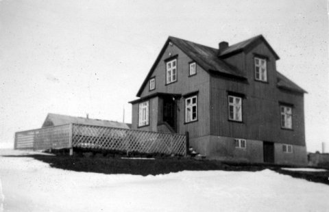 Hvorki er vitað hvar myndin er tekin né hver ljósmyndarinn var. Þeir sem kunna að búa yfir upplýsingum um myndina eru hvattir til að senda þær til Minjasafnsins á Akureyri, á netfangið hg@minjasafnid.is - Minjasafnið á Akureyri / Album 219-165