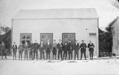 Munkaþverá í Eyjafirði. Mennirnir standa fyrir framan Ungmennafélagshúsið, samkomuhús sem Ungmennafélagið Ársól lét reisa um 1924 en var rifið einhvern tíma milli 1980 og 1990. Minjasafnið á Akureyri / Album 54-52