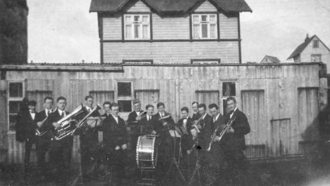 Ekki er vitað hvar myndin er tekin, hvaða tónlistarmenn þetta eru eða hver ljósmyndarinn var. Þeir sem kunna að búa yfir upplýsingum um myndina eru hvattir til að senda þær til Minjasafnsins á Akureyri, á netfangið hg@minjasafnid.is - Minjasafnið á Akureyri / Album 34-35.