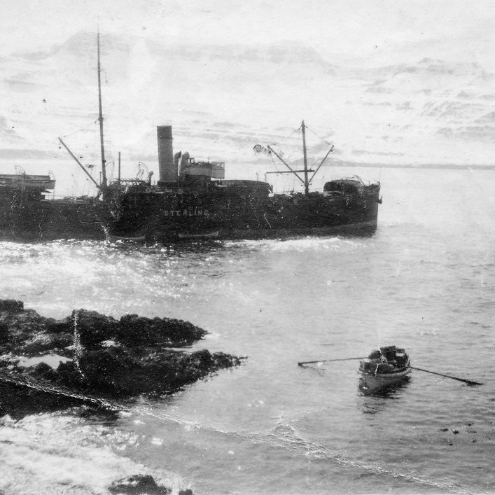 58 - Sterling, fyrsta strandferðaskip í eigu ríkisins, strandað við Brimnes í Seyðisfirði 1. maí 1922. Allir um borð björguðust en skipið eyðilagðist á strandstað. - Minjasafnið á Akureyri / Album 34-9.