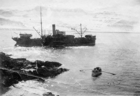 58 - Sterling, fyrsta strandferðaskip í eigu ríkisins, strandað við Brimnes í Seyðisfirði 1. maí 1922. Allir um borð björguðust en skipið eyðilagðist á strandstað. - Minjasafnið á Akureyri / Album 34-9.