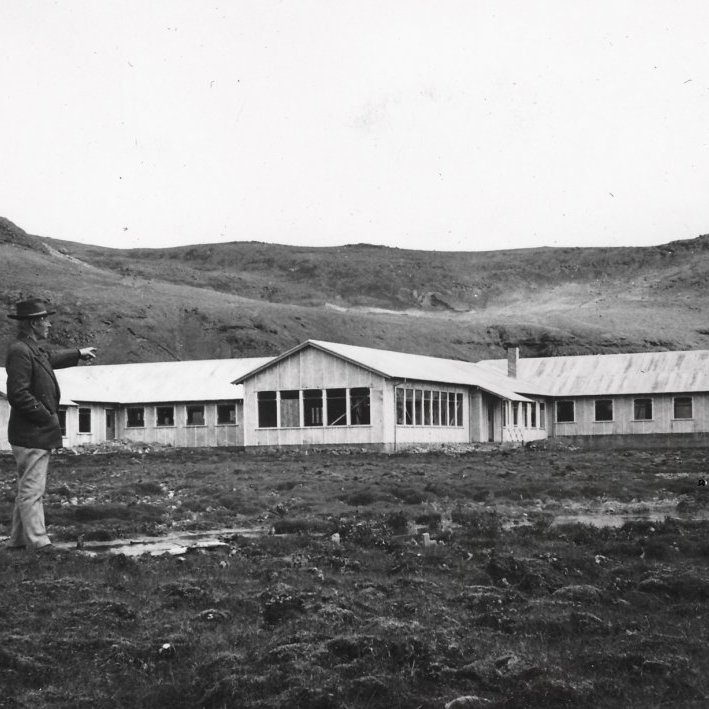 Húsnæði Náttúrulækningafélags Íslands (NLFÍ) í Hveragerði í byggingu. Byggingameistari var Jón Guðmundsson (1911 - 2003) en ekki er staðfest að hann sé maðurinn á myndinni.  - Minjasafnið á Akureyri / Album 38-2