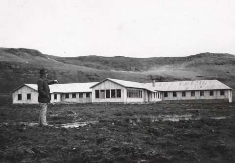 Húsnæði Náttúrulækningafélags Íslands (NLFÍ) í Hveragerði í byggingu. Byggingameistari var Jón Guðmundsson (1911 - 2003) en ekki er staðfest að hann sé maðurinn á myndinni.  - Minjasafnið á Akureyri / Album 38-2