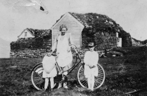 Ekki er vitað hvar myndin er tekin, hver konan er eða stúlkurnar og heldur ekki hver ljósmyndarinn var. Þeir sem kunna að búa yfir upplýsingum um myndina eru hvattir til að senda þær til Minjasafnsins á Akureyri, á netfangið hg@minjasafnid.is - Minjasafnið á Akureyri / Album 122-231