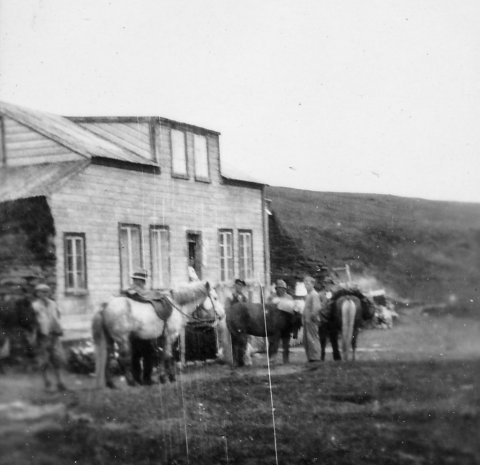 Ekki er vitað hvar myndin er tekin, hverjir mennirnir á myndinni eru eða hver ljósmyndarinn var. Þeir sem kunna að búa yfir upplýsingum um myndina eru hvattir til að senda þær til Minjasafnsins á Akureyri, á netfangið hg@minjasafnid.is - Minjasafnið á Akureyri / Album 63-40