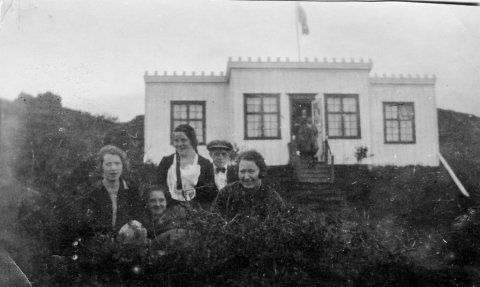 Eftirfarandi upplýsingar hafa borist um húsið: Upphaflega Hvammur í Fögrubrekku á Þingvöllum.  Byggt af Pétri Gunnarssyni 1907 fyrir konungskomuna það ár, þá notað sem ráðskonubústaður á völlunum en var flutt á Valhallarstíg fyrir Alþingishátíðina 1930. Húsið var selt 1960 og notað sem sumarbústaður en var svo flutt árið 2000 að Nátthaga í Fljótshlíð.  Jón Valur Jónsson „listasmiður og arkitekt gerðu húsið fallega fallega og vel upp,“ segir í skeyti sem barst. - Minjasafnið á Akureyri / Album 116-46