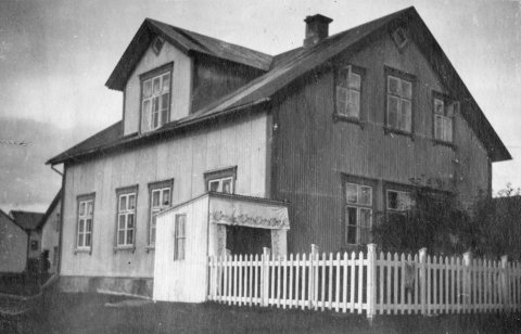 Formannshúsið á Húsavík. Húsið stendur rétt norðan við gömlu kaupfélagshúsin og var byggt yfir kaupfélagsstjórann. - Minjasafnið á Akureyri / Album 231-54