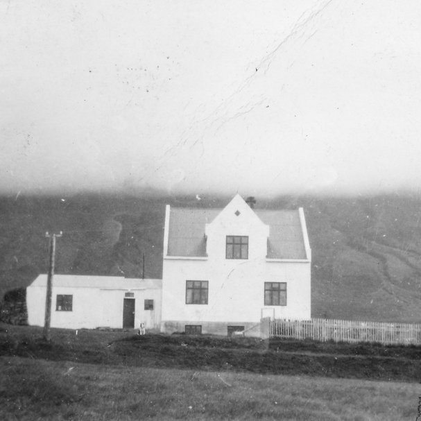 Þetta er bærinn Uppsalir í Eyjafirði - Minjasafnið á Akureyri / Album 120-85