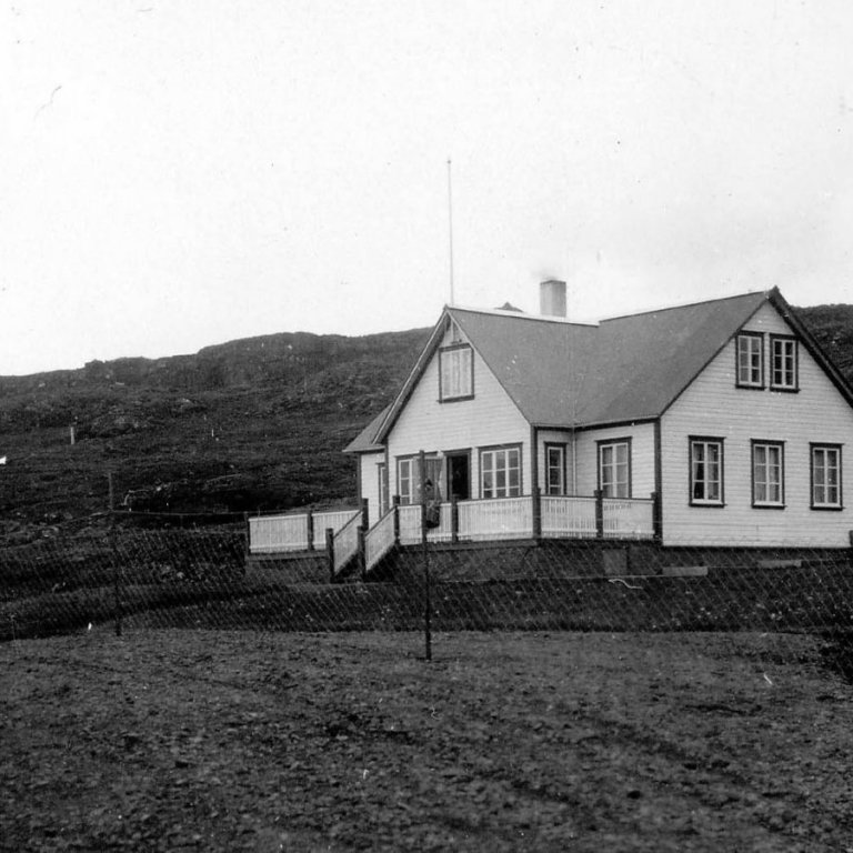 Ekki er vitað hvar myndin er tekin eða hver ljósmyndarinn var. Þeir sem kunna að búa yfir upplýsingum um myndina eru hvattir til að senda þær til Minjasafnsins á Akureyri, á netfangið hg@minjasafnid.is - Minjasafnið á Akureyri / Album 219-156