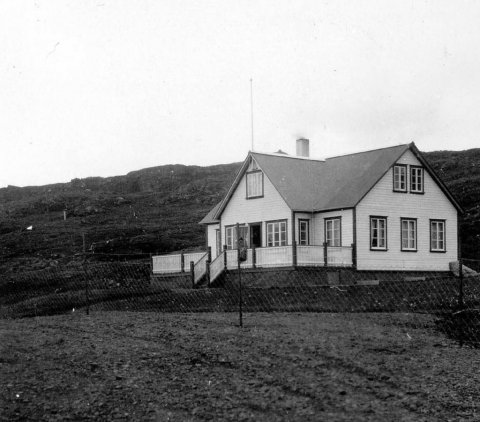 Ekki er vitað hvar myndin er tekin eða hver ljósmyndarinn var. Þeir sem kunna að búa yfir upplýsingum um myndina eru hvattir til að senda þær til Minjasafnsins á Akureyri, á netfangið hg@minjasafnid.is - Minjasafnið á Akureyri / Album 219-156