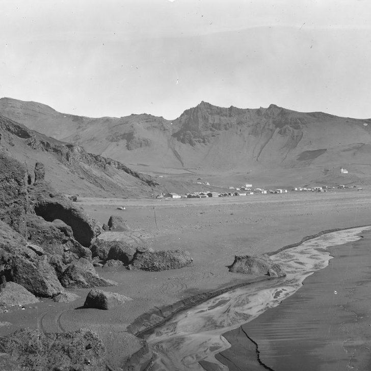 Vík í Mýrdal. Guðmundur Trjámannsson, ljósmyndari á Akureyri, tók þessa mynd. Minjasafnið á Akureyri / 15-150348