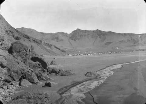 Vík í Mýrdal. Guðmundur Trjámannsson, ljósmyndari á Akureyri, tók þessa mynd. Minjasafnið á Akureyri / 15-150348