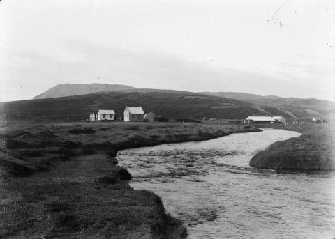 Guðmundur Trjámannsson, ljósmyndari á Akureyri, tók þessa mynd, en ekki er vitað hvar. Þeir sem kunna að búa yfir upplýsingum um myndina eru hvattir til að senda þær til Minjasafnsins á Akureyri, á netfangið hg@minjasafnid.is - Minjasafnið á Akureyri / 15-15046