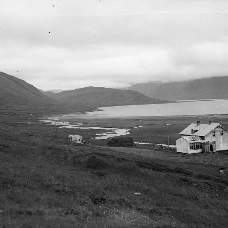 Mýrar og Mýrarkirkja í Dýrafirði. Guðmundur Trjámannsson, ljósmyndari á Akureyri, tók þessa mynd.