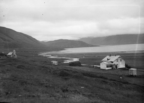 Mýrar og Mýrarkirkja í Dýrafirði. Guðmundur Trjámannsson, ljósmyndari á Akureyri, tók þessa mynd.