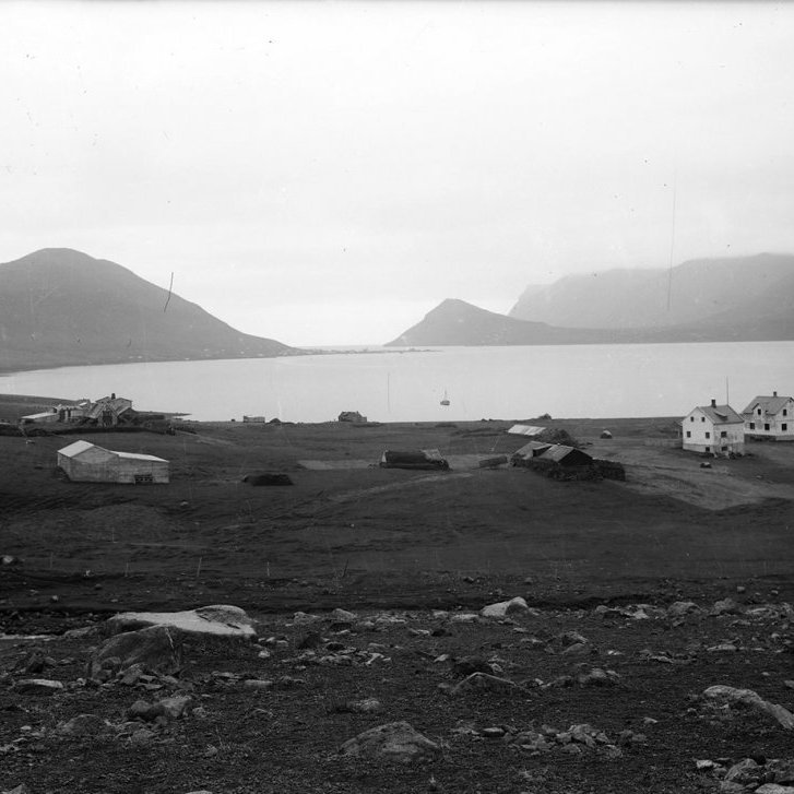 Guðmundur Trjámannsson, ljósmyndari á Akureyri, tók þessa mynd, en ekki er vitað hvar. Þeir sem kunna að búa yfir upplýsingum um myndina eru hvattir til að senda þær til Minjasafnsins á Akureyri, á netfangið hg@minjasafnid.is - Minjasafnið á Akureyri / 15-15042