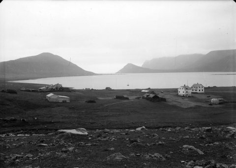 Guðmundur Trjámannsson, ljósmyndari á Akureyri, tók þessa mynd, en ekki er vitað hvar. Þeir sem kunna að búa yfir upplýsingum um myndina eru hvattir til að senda þær til Minjasafnsins á Akureyri, á netfangið hg@minjasafnid.is - Minjasafnið á Akureyri / 15-15042
