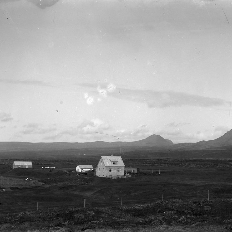 Guðmundur Trjámannsson, ljósmyndari á Akureyri, tók þessa mynd. Þetta er bærinn Ærlækur í Öxarfirði.