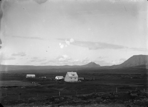 Guðmundur Trjámannsson, ljósmyndari á Akureyri, tók þessa mynd. Þetta er bærinn Ærlækur í Öxarfirði.