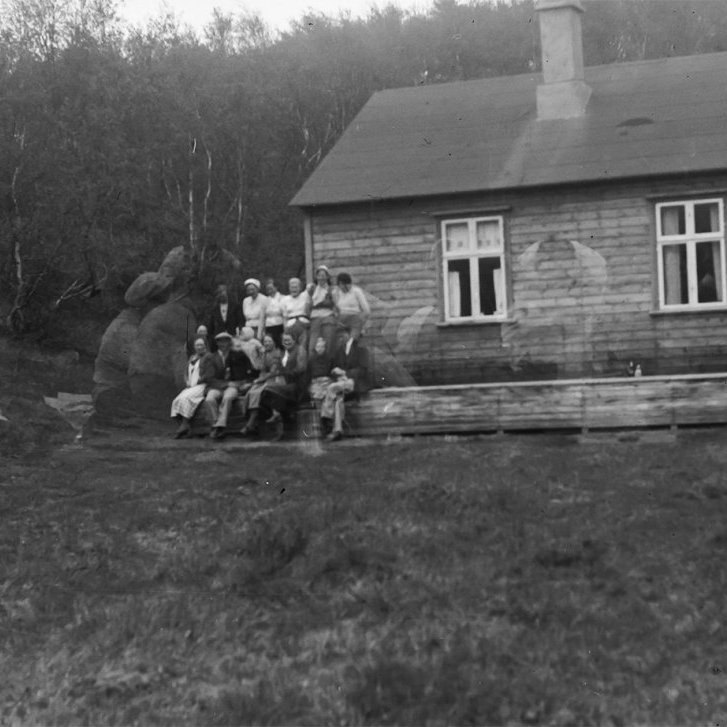 Þetta er orlofshús símamanna í Vaglaskógi, byggt 1934. Ólafur Jónsson, ráðunautur og rithöfundur,  tók þessa mynd / a1-04046-07 frá Minjasafninu á Akureyri