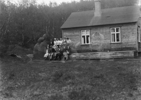 Þetta er orlofshús símamanna í Vaglaskógi, byggt 1934. Ólafur Jónsson, ráðunautur og rithöfundur,  tók þessa mynd / a1-04046-07 frá Minjasafninu á Akureyri