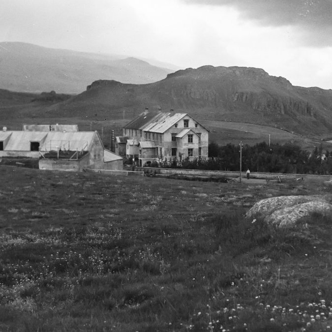 Þetta er stórbýlið Egilsstaðir á Héraði, þar sem nú er rekið glæsilegt hótel. Ólafur Jónsson, ráðunautur og rithöfundur,  tók myndina. / a1-04048-07 frá Minjasafninu á Akureyri
