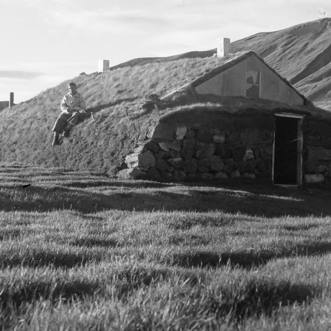 Leitarmannakofi á Þeistareykjum – Ólafur Jónsson ráðunautur og rithöfundur tók myndina og birtist hún í ritverki hans, Ódáðahraun, 1. bindi, bls. 40, útgáfuár: 1945.