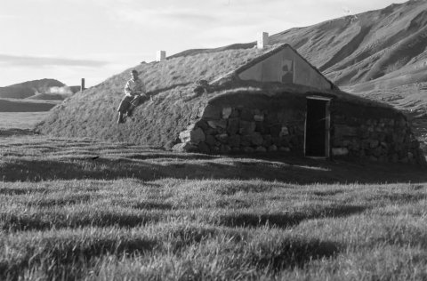 Leitarmannakofi á Þeistareykjum – Ólafur Jónsson ráðunautur og rithöfundur tók myndina og birtist hún í ritverki hans, Ódáðahraun, 1. bindi, bls. 40, útgáfuár: 1945.