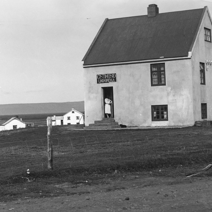 Lindarbrekka í Kelduhverfi; Gamla Lindarbrekka eins og húsið er kallað í dag. Athugið að R vantar í nafnið sem málað er á húsið; það á að vera LindaRbrekka... Í húsinu var á tímabili gistihús og veitingasala auk þess sem selt var eldsneyti enda komu áætlunarbifreiðar á milli Akureyrar og Raufarhafnar þar við. Eftirfarandi upplýsingar bárust einnig: Um 1950 voru Indriði Hannesson og Kristín Jónsdóttir ábúendur í Lindarbrekku. Í baksýn er Framnes en þar var ábúandi Jóhannes Jónsson bróðir Kristínar í Lindarbrekku. Nær Lindarbrekku sést í Kelduneskot og þar var Sigurbjörn Hannesson ábúandi, bróðir Indriða í Lindarbrekku. Í Keldunesi, sem er rétt utan myndsviðsins, bjuggu tvíburabræðurnir Helgi og Sigtryggur, bræður Jóhannesar í Framnesi og Kristínar í Lindarbrekku. – Myndina tók Ólafur Jónsson ráðunautur og rithöfundur.