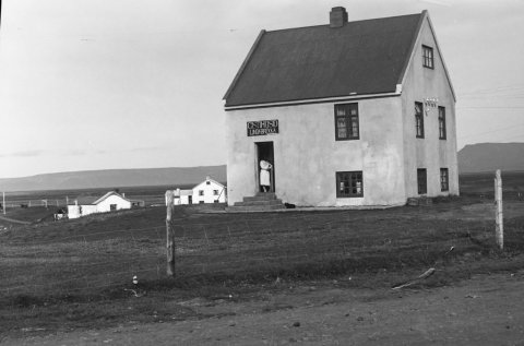 Lindarbrekka í Kelduhverfi; Gamla Lindarbrekka eins og húsið er kallað í dag. Athugið að R vantar í nafnið sem málað er á húsið; það á að vera LindaRbrekka... Í húsinu var á tímabili gistihús og veitingasala auk þess sem selt var eldsneyti enda komu áætlunarbifreiðar á milli Akureyrar og Raufarhafnar þar við. Eftirfarandi upplýsingar bárust einnig: Um 1950 voru Indriði Hannesson og Kristín Jónsdóttir ábúendur í Lindarbrekku. Í baksýn er Framnes en þar var ábúandi Jóhannes Jónsson bróðir Kristínar í Lindarbrekku. Nær Lindarbrekku sést í Kelduneskot og þar var Sigurbjörn Hannesson ábúandi, bróðir Indriða í Lindarbrekku. Í Keldunesi, sem er rétt utan myndsviðsins, bjuggu tvíburabræðurnir Helgi og Sigtryggur, bræður Jóhannesar í Framnesi og Kristínar í Lindarbrekku. – Myndina tók Ólafur Jónsson ráðunautur og rithöfundur.
