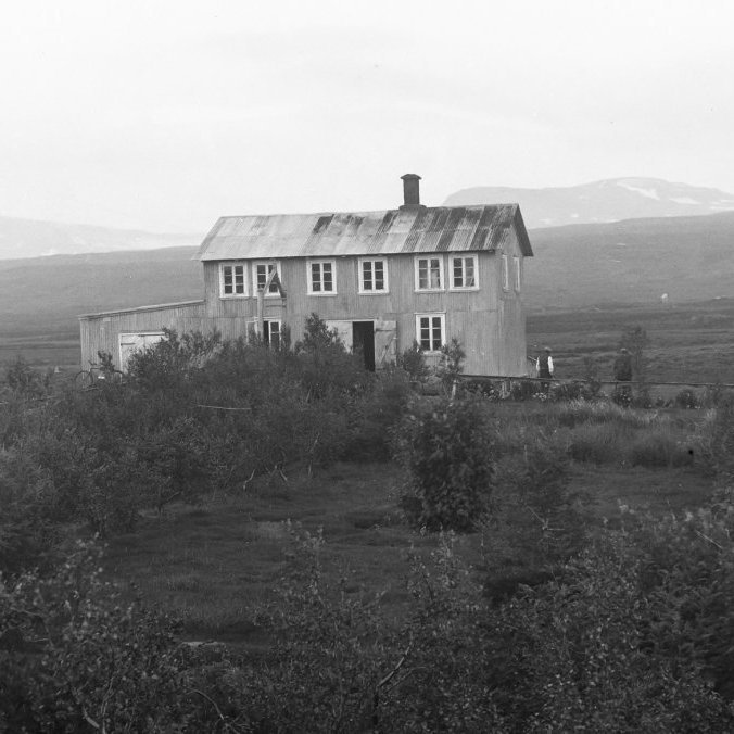 Ólafur Jónsson ráðunautur og rithöfundur  tók þessa mynd. Ítarlegar upplýsingar bárust: Umrædd mynd sýnir hús Gróðrarstöðvarinnar á Eiðum, sem svo var kölluð, en hét formlega Tilraunastöð Búnaðarsambands Austurlands á Eiðum. Samkvæmt Búkollu (Sveitir og jarðir í Múlaþingi II. bindi) var húsið reist 1909. „Árið 1909 var byggt í Gróðrarstöðinni járnklætt timburhús á tveim hæðum, 10,08x6,30m. Íbúð var uppi og stafngluggi á stofu í suðurenda með góðu útsýni yfir aðgreinda tilraunareiti um ræktunarlandið, vaxna margvíslegum tegundum jarðargróða. Niðri var geymsla fyrir áhöld og kornbundin ásamt aðstöðu og handáhöldum til þreskingar, en neðst fjós (áður verkfærageymsla) í steyptri kjallaraholu. Inngangur af hlaði vestan við og handan þess fallegur garður um 60 m á langveginn vaxinn trjám, runnum og blómum. Norður frá og áfast íbúðarhúsinu var dálítil hlaða steypt og hesthús fyrir átta vinnuhesta stöðvarinnar, en fjárhús við austurjaðar túnsins sunnan til.“

Starfsemin lagðist niður á árunum 1942-43 og voru húsin, samkvæmt því sem segir í Búkollu, rifin nokkrum árum síðar. Það sjást þó enn merki um garðinn sem sést á myndinni.