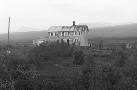 Ólafur Jónsson ráðunautur og rithöfundur  tók þessa mynd. Ítarlegar upplýsingar bárust: Umrædd mynd sýnir hús Gróðrarstöðvarinnar á Eiðum, sem svo var kölluð, en hét formlega Tilraunastöð Búnaðarsambands Austurlands á Eiðum. Samkvæmt Búkollu (Sveitir og jarðir í Múlaþingi II. bindi) var húsið reist 1909. „Árið 1909 var byggt í Gróðrarstöðinni járnklætt timburhús á tveim hæðum, 10,08x6,30m. Íbúð var uppi og stafngluggi á stofu í suðurenda með góðu útsýni yfir aðgreinda tilraunareiti um ræktunarlandið, vaxna margvíslegum tegundum jarðargróða. Niðri var geymsla fyrir áhöld og kornbundin ásamt aðstöðu og handáhöldum til þreskingar, en neðst fjós (áður verkfærageymsla) í steyptri kjallaraholu. Inngangur af hlaði vestan við og handan þess fallegur garður um 60 m á langveginn vaxinn trjám, runnum og blómum. Norður frá og áfast íbúðarhúsinu var dálítil hlaða steypt og hesthús fyrir átta vinnuhesta stöðvarinnar, en fjárhús við austurjaðar túnsins sunnan til.“

Starfsemin lagðist niður á árunum 1942-43 og voru húsin, samkvæmt því sem segir í Búkollu, rifin nokkrum árum síðar. Það sjást þó enn merki um garðinn sem sést á myndinni.