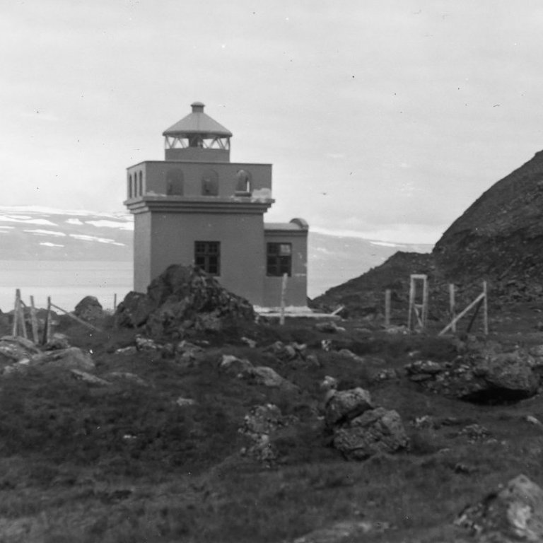 Ólafur Jónsson ráðunautur og rithöfundur  tók þessa mynd. Þarna er Óshólaviti við Óshlíð, rétt utan við Bolungarvík.