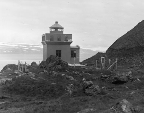 Ólafur Jónsson ráðunautur og rithöfundur  tók þessa mynd. Þarna er Óshólaviti við Óshlíð, rétt utan við Bolungarvík.