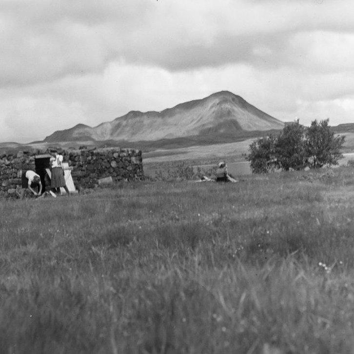 Ólafur Jónsson ráðunautur og rithöfundur  tók þessa mynd. Þarna er gamla hlaðan í Slútnesi í Mývatnssveit, að baki er Hlíðarfjall eða Reykjahlíðarfjall.