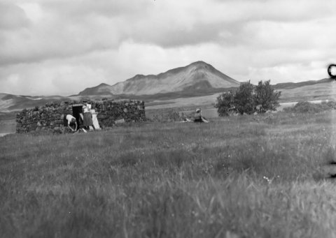 Ólafur Jónsson ráðunautur og rithöfundur  tók þessa mynd. Þarna er gamla hlaðan í Slútnesi í Mývatnssveit, að baki er Hlíðarfjall eða Reykjahlíðarfjall.
