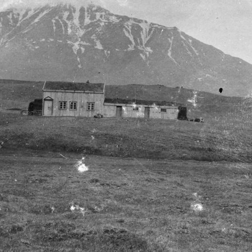 Þetta er Melgerði, sem nú heitir Alda, við Melgerðismela í Eyjafjarðarsveit.  Myndin er úr albúmi sem var í eigu Jóns Norðfjörð. - Minjasafnið á Akureyri / Mynd 300 - 033